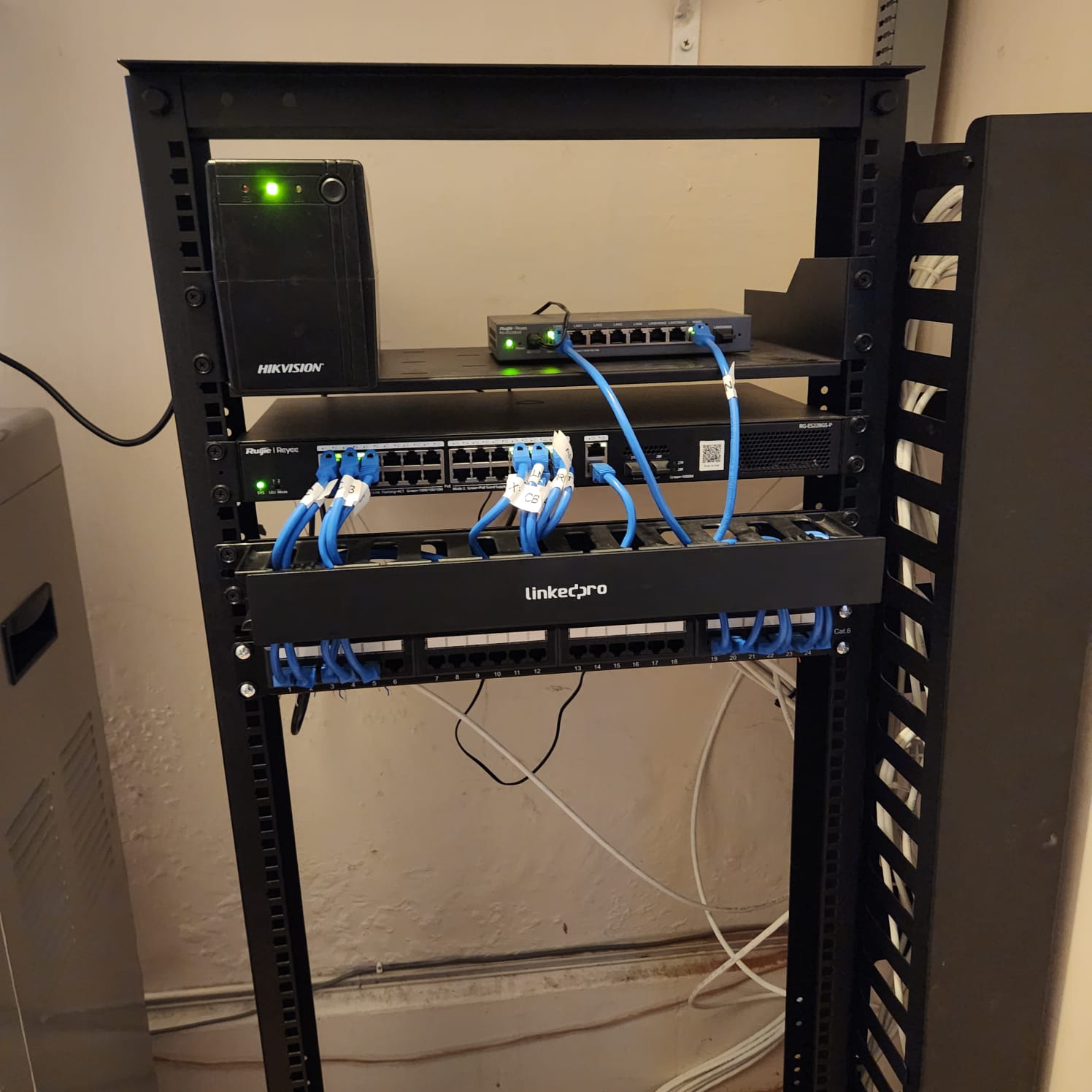 Rack de red escolar con switch Ruijie y Hikvision